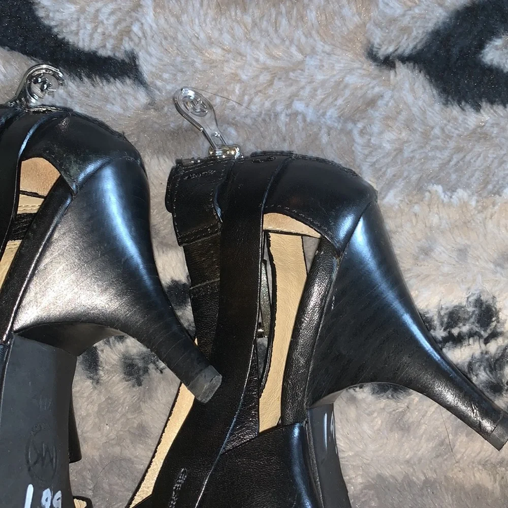 MICHAEL KORS Black Leather Heels — 7